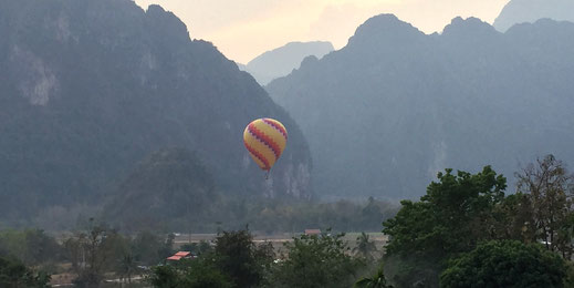 Ballonfahrten gehören vor der Karstfelsenlandschaft zu den teuren Höhepunkten hier... Vang Vieng, Laos (Foto Magdalena Bosak)