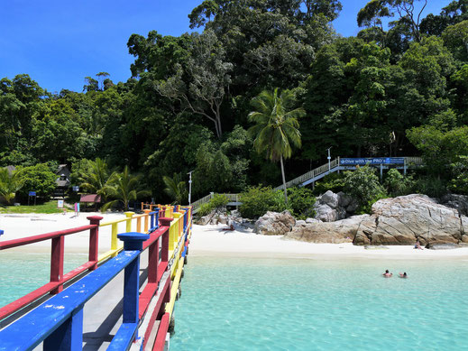 Blick zurück vom bunten Bootspier in der Telek Pauh, Pulau Perhentian Besar, Malaysia (Foto Jörg Schwarz)