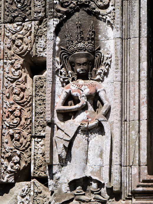 Allein der wundervolle Haarschmuck dieser Devata macht sicher einen schönen Hintergrund für Hochzeitsfotos... Chau Say Thevoda, Kambodscha (Foto Jörg Schwarz)