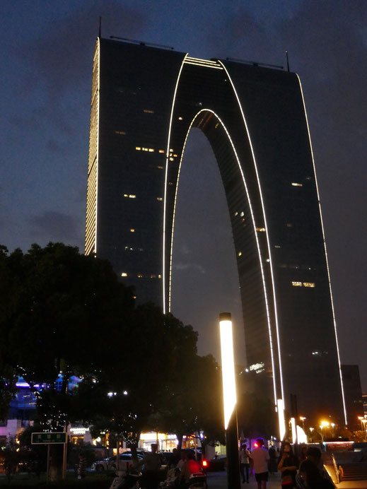 Das Gate of the Orient ohne Lichterglanzeffekte... Suzhou, China (Foto Reinhard Helle)