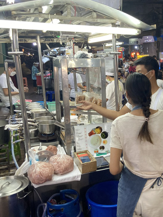 Gegessen werden kann in Bangkok an jeder Ecke... Garküchen in Bangkok, Thailand (Foto Jörg Schwarz)