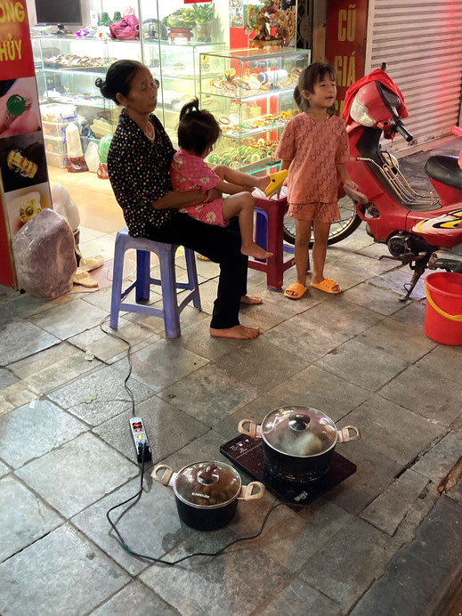Auf den Bürgersteigen wird gekocht, gearbeitet, gelebt... Hanoi, Vietnam (Foto Jörg Schwarz)