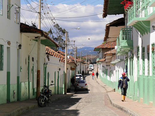 Olivgrün und Weiß sind die Farben der Stadt, El Cocuy, Kolumbien (Foto Jörg Schwarz)