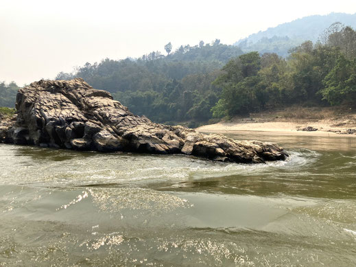 Das Flussbett des Mekong ist eine felsige Wanne, immer wieder an den Ufern auch durch Sandstrände/-bänke ergänzt, Mekong, Laos (Foto Jörg Schwarz)