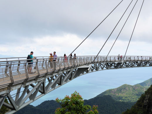 Man blickt von der Skybridge in tiefe Schluchten und Abgründe, Langkawi, Malaysia (Foto Jörg Schwarz)