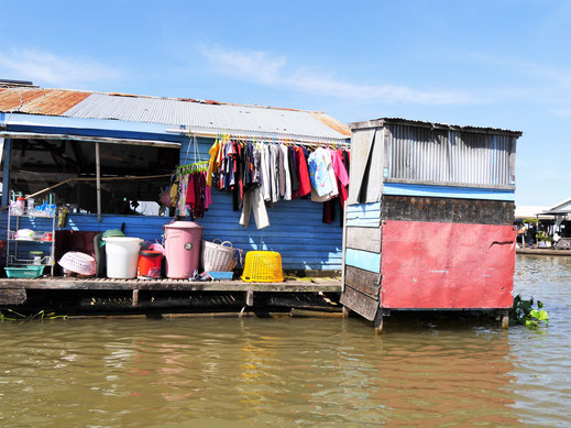 Natürlich gehört zu jedem Haus ne Toilette... Kompong Chhnang, Kambodscha (Foto Jörg Schwarz)