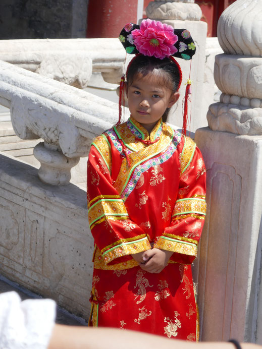 Ob diese Art der Passkontrollen aus der Zeit dieser klassischen chinesischen Kostüme stammt? China (Foto Reinhard Helle)