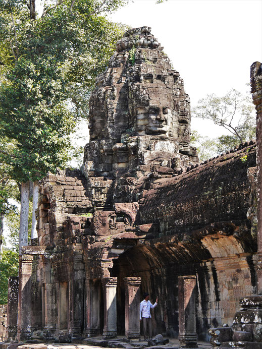 Immer wieder fantastische Weitblicke auf die Türme mit den vieköpfigen Dächern, Bayon, Kambodscha (Foto Jörg Schwarz)