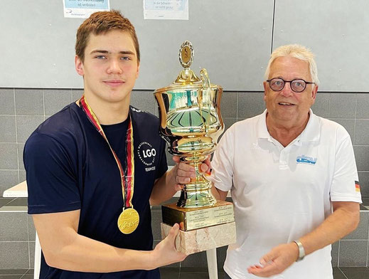 Pokalübergabe beim 62. Itze-Gunst-Wasserball-Pokal der männlichen U16 in Duisburg