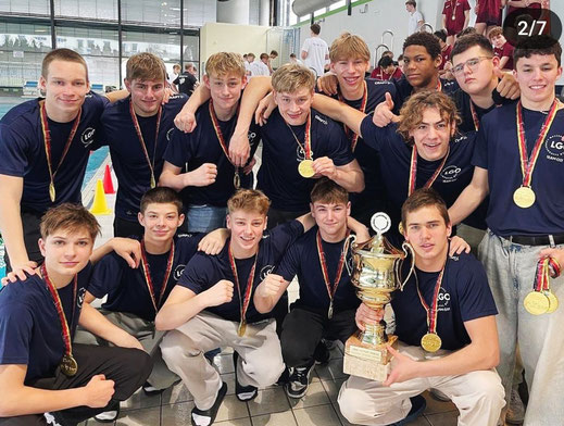 Die beim 62. Itze-Gunst-Wasserball-Pokal der männlichen U16 in Duisburg siegreiche Ost-Auswahl mit Pokal und Medaillen