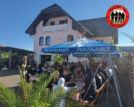 Bevor es zum Spiel ging trafen sich die Fans von Admira beim Heurigen