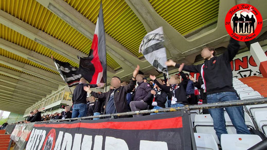 Aufgrund des Wetters ging es für die Fans wieder einmal auf die Haupttribüne