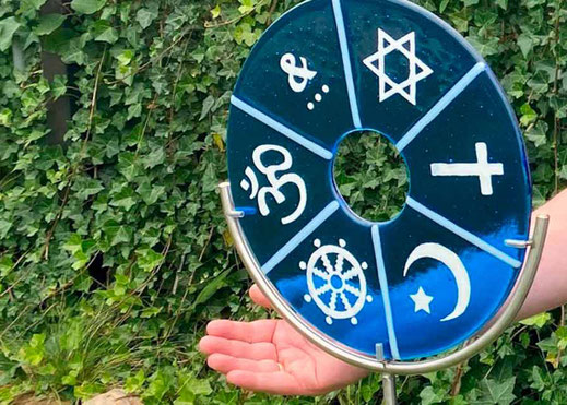 Die Kreativwerkstatt der JVA Werl fertigte für Gerhard Peschers ein Kunstwerk, das „Rad der Religionen“ mit Symbolen der Weltreligionen (Foto: Johannes Bernard)