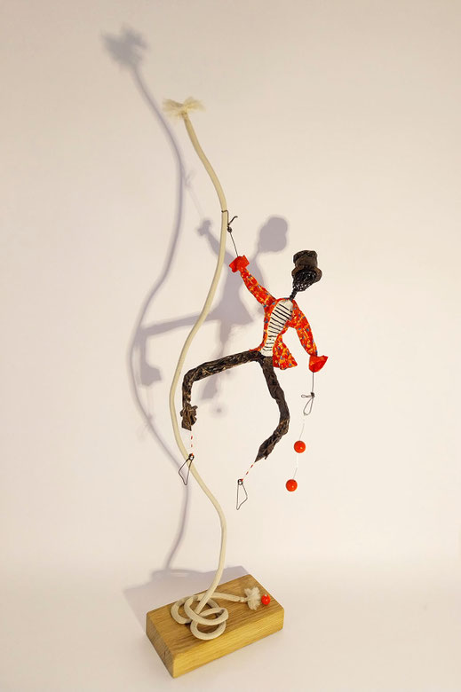 sculpture filaire, acrobate suspendu à 1 fil, ton orangé