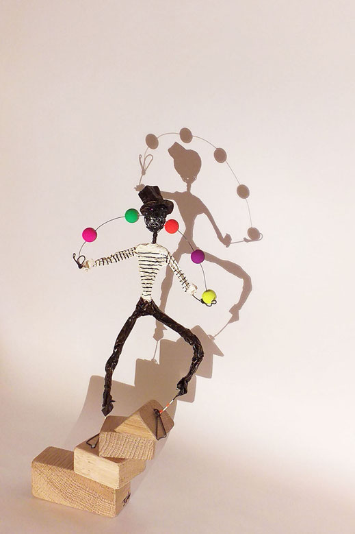 sculpture filaire, jongleur en équilibre