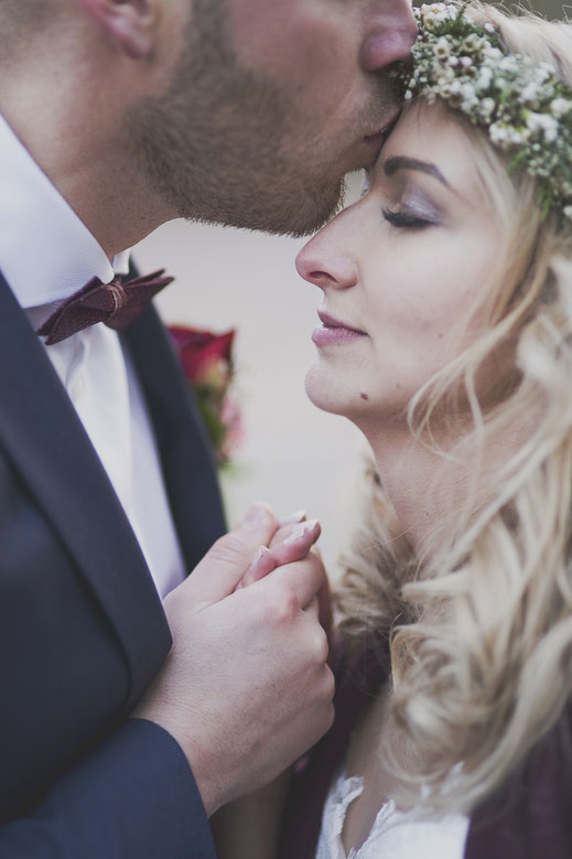 Hochzeitsfotograf Berlin Brandenburg Vintage Boho Wedding Schloss Heinrichshorst Winter Blumenkranz