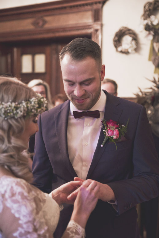 Hochzeitsfotograf Berlin Brandenburg Vintage Boho Wedding Schloss Heinrichshorst Winter Blumenkranz