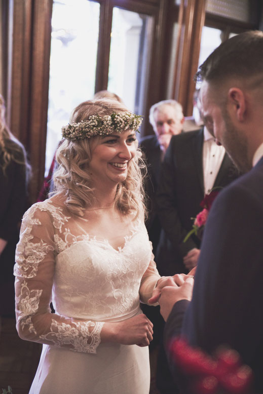 Hochzeitsfotograf Berlin Brandenburg Vintage Boho Wedding Schloss Heinrichshorst Winter Blumenkranz