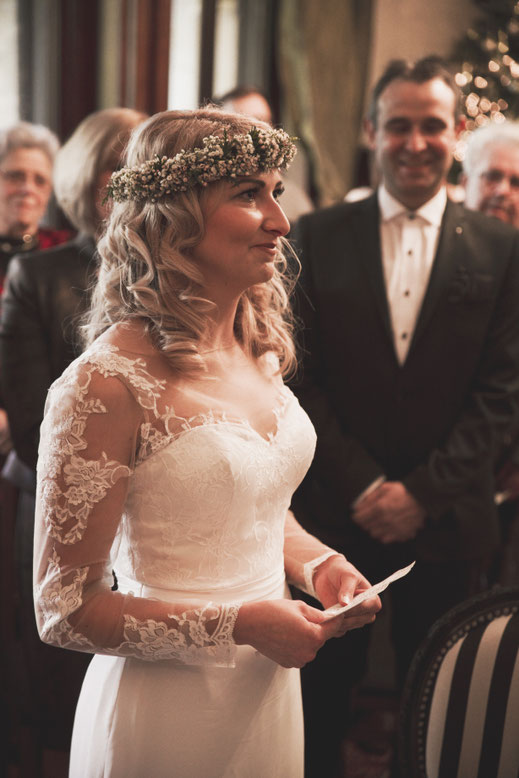 Hochzeitsfotograf Berlin Brandenburg Vintage Boho Wedding Schloss Heinrichshorst Winter Blumenkranz