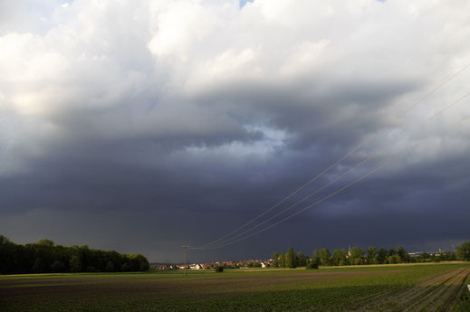 Gewitterfront nördlich von Grettstadt          (Fotos: Gerhard Kleinschrod)