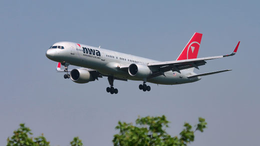  Boeing 757-200"Winglets" -- N546US -- First Flight: 1996 -- MSN: 26493 Frankfurt Rhein-Main (FRA - EDDF) 2007