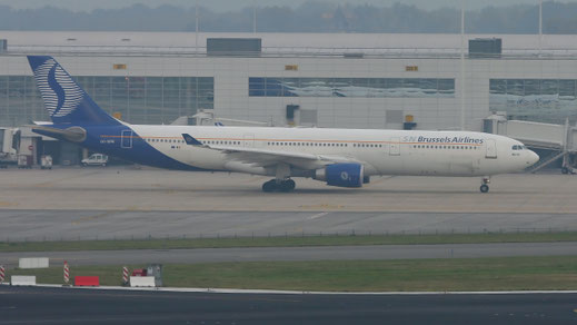 ---- Airbus A330-300 ---- OO-SFM ---- First Flight: 1993 ---- MSN: 30 ---- Brussels National (BRU - EBBR) 2004