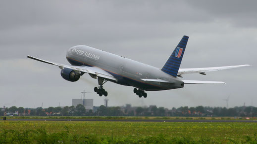 --- Boeing 777-200 --- N771UA --- First Flight: 1994 --- MSN: 26932 --- Amsterdam Schiphol (AMS - EHAM) 2005