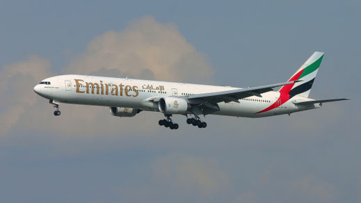 --- Boeing 777-300 --- A6-EMX --- First Flight: 2003 --- MSN: 32702 --- Frankfurt Rhein-Main (FRA - EDDF) 2006
