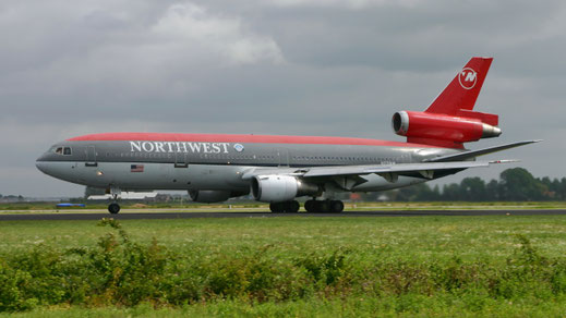 McDonnell Douglas DC10-30 - N221NW - First Flight: 1974 - MSN: 46579 Amsterdam Schiphol (AMS - EHAM) 2005