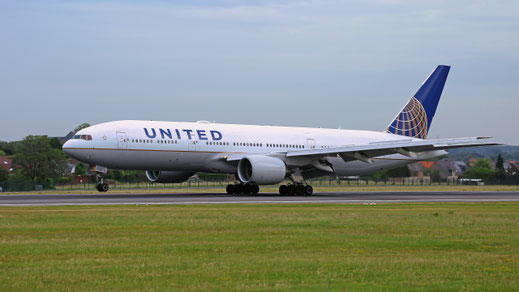 --- Boeing 777-200ER --- N220UA --- First Flight: 2001 --- MSN: 30223 --- Brussels National (BRU - EBBR) 2017