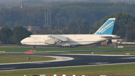Antonov AN-124 --- UR-82073 --- First Flight: ???? --- MSN: 97730554359139   Brussels National (BRU - EBBR) 2004