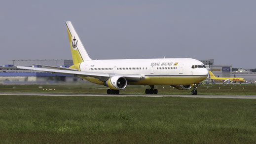 --- Boeing 767-300ER --- V8-RBH --- First Flight: 1993 --- MSN: 25534 Frankfurt Rhein-Main (FRA - EDDF) 2005