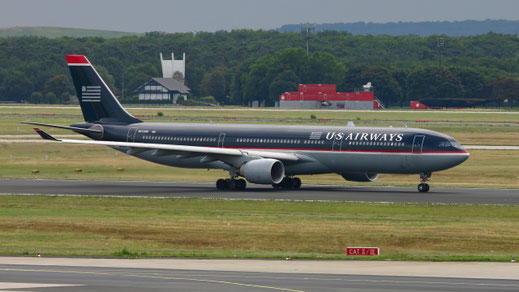--- Airbus A330-300 --- N672UW --- First Flight: 2000 --- MSN: 333 --- Frankfurt Rhein-Main (FRA - EDDF) 2005