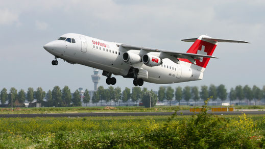 ---- BAe Avro RJ100 ---- HB-IYZ ---- First Flight: 1998 ---- MSN: 3338 ---- Amsterdam Schiphol (AMS - EHAM) 2005