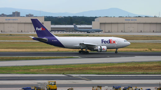 --- Airbus A310-200F --- N452FE --- First Flight: 1984 --- MSN: 313 --- Frankfurt Rhein-Main (FRA - EDDF) 2005
