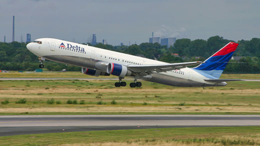 --- Boeing 767-300ER --- N1501P --- First Flight: 1990 --- MSN: 24983 --- Dusseldorf Rhein-Ruhr (DUS - EDDL) 2007