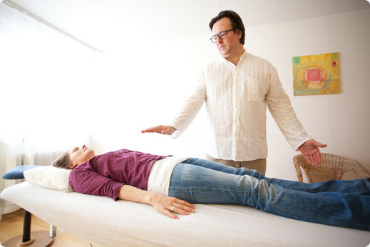 Prana-Heilen, Phonophorese und begleitende Meditationen (z.B. chakradefinierte Musikparts) führen Dich in eine wohltuende Tiefenentspannung. Du erfährst eine Reinigung Deiner Aura und Einstimmung Deines Energiekörpers.