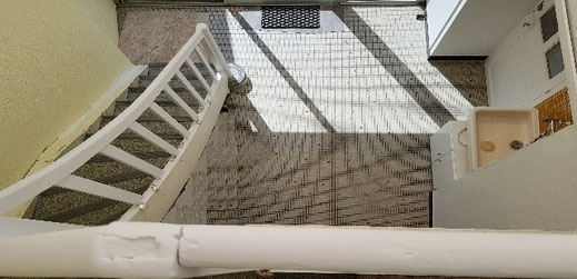 Véranda à l'arrière de la cuisine avec point d'eau et Buanderie sous l'escalier