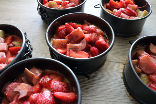 strawberry rhubarb crumble cakes