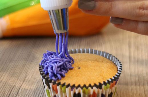 piping cupcakes