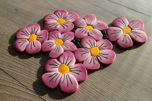 Blumen als Fondantmuster anrichten