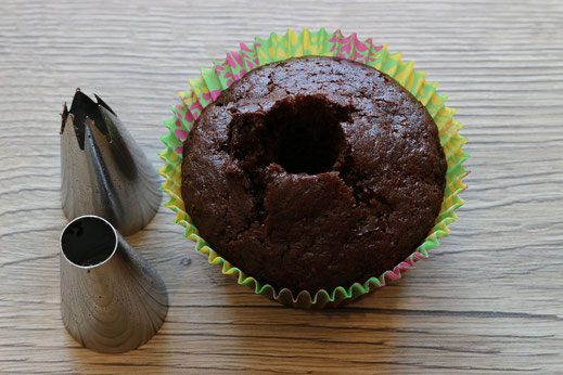 verwendet die Wilton 1M and 2A Sprizttüllen um Löcher in die Cupcakes zu schneiden