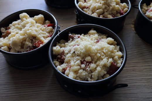 strawberry rhubarb crumble cakes