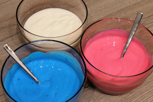 colored cheesecake mixture