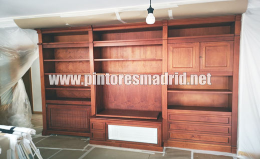 Mueble para TV transformado con lacado de dos componentes. Antes: desgaste notable; después: acabado impecable y elegante. 