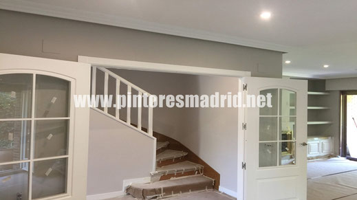  Pintores en Madrid deshaciendo el gotelé y pintando en acabado liso 