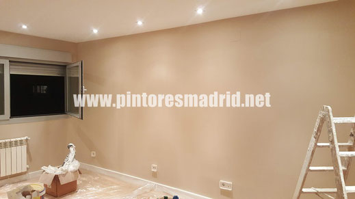  Especialistas en pintura en Madrid quitando gotelé y aplicando acabado liso 