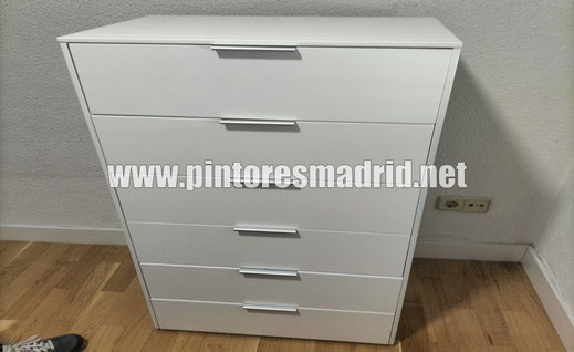 Renovación completa de una comoda en blanco. Antes: pintura antigua y arañada; después: lacado liso y brillante, como nuevo.