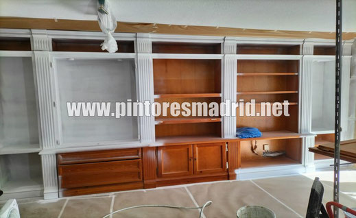 Transformación de un mueble de salón tipo Waseri con lacado de alta calidad. Antes: acabado desgastado; después: brillo impecable y moderno. 