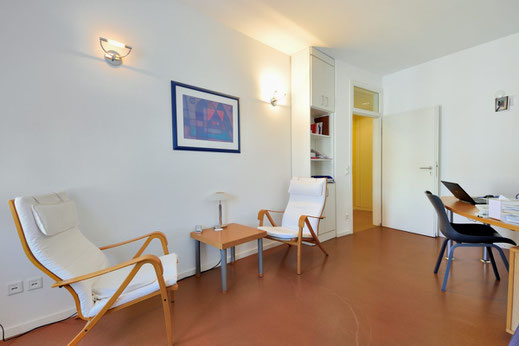 Psychiatrie Psychotherapie Sprechzimmer, zwei Sessel mit Tischchen